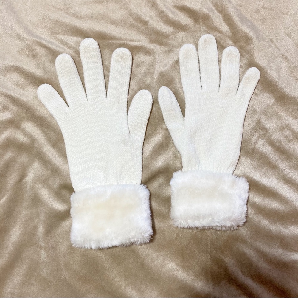 White faux fur trimmed gloves
